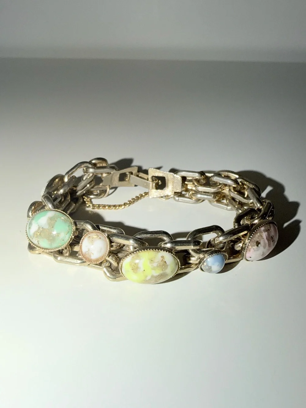 Vtg Art Uranium Glass Pastel Swirl Colors With Gold-Tone Link Chain Bracelet
